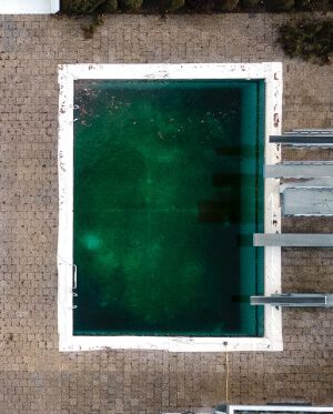 cómo limpiar el suelo de una piscina