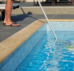 cómo limpiar las paredes de una piscina