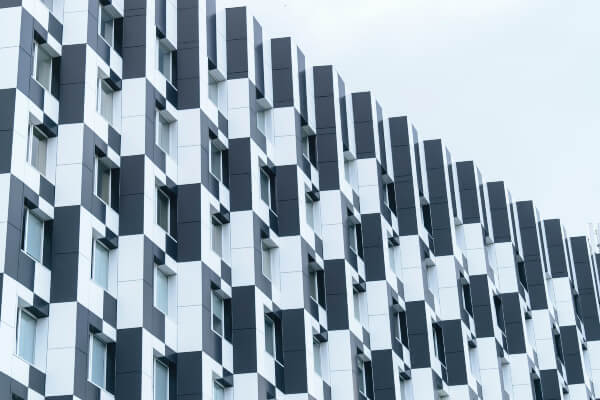 edificio con revestimiento exterior porcelánico
