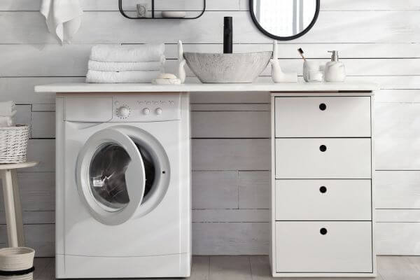 lavadora integrada en mueble de baño
