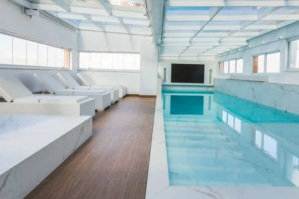 gres porcelánico piscinas