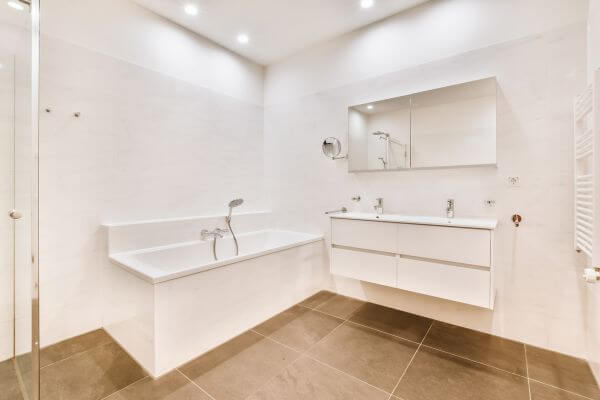 distribución focos luz en el baño