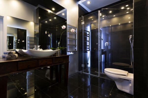 iluminación cálida baño