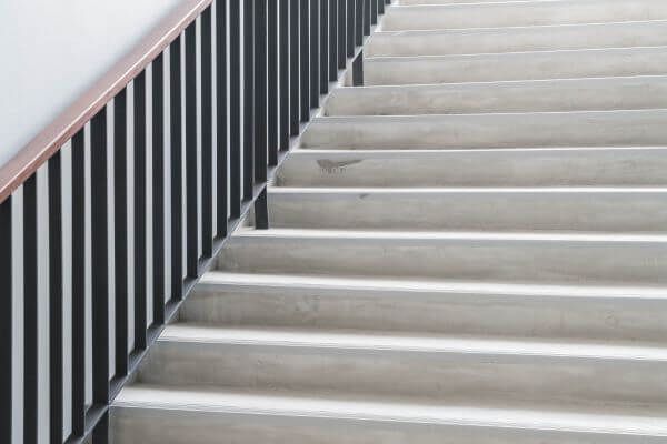 altura y profundidad de los peldaños de escalera