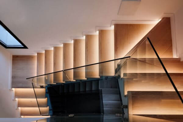 escalera con peldaños de madera