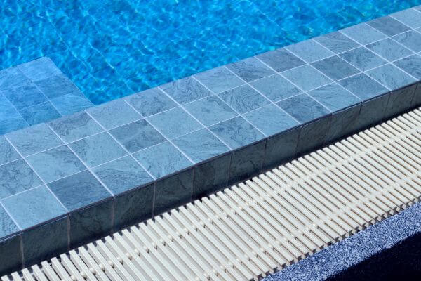 características de un azulejo para piscina
