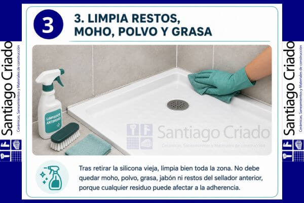 Limpieza de restos, moho, polvo y grasa antes de sellar la junta de la ducha