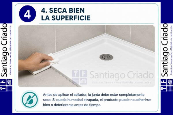 Secado de la superficie antes de aplicar sellador en el plato de ducha