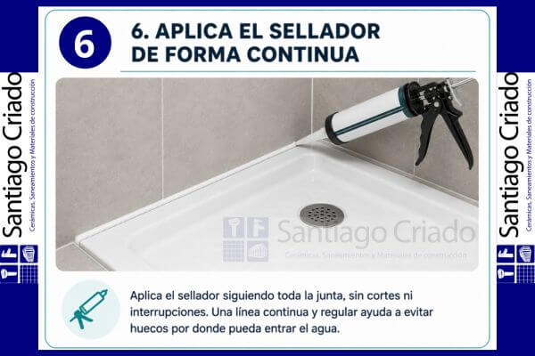 Aplicación del sellador en la junta entre el plato de ducha y la pared