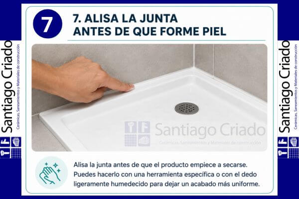 Alisado de la junta del plato de ducha antes de que el sellador forme piel
