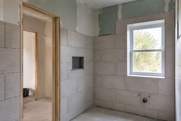 colocación de azulejos en puertas