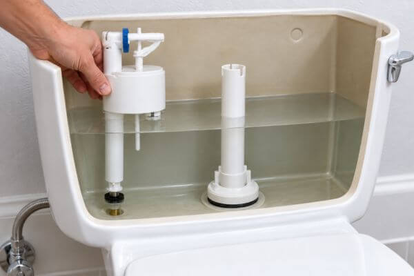el flotador no corta el agua del inodoro